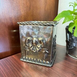 VTG Silver 5.5” Square Tissue Box Cover Elegant Shell Detail Made In India